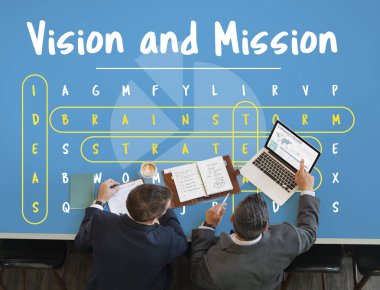 laptop ile çalışan takım elbiseli erkekler