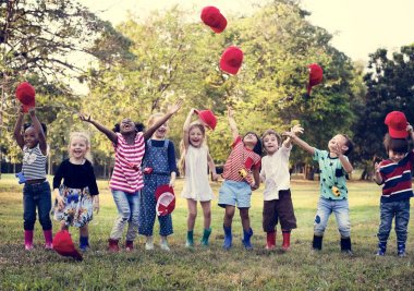 Sahasında oynayan çocuklar 