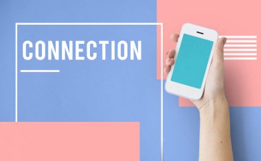 Akıllı telefon tutan kadın 