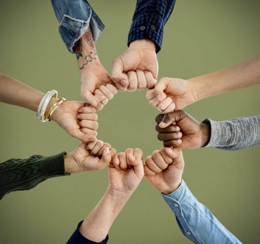 elleriyle ve yumruk çarpmak