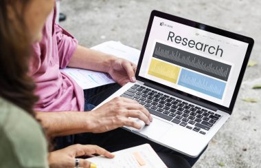 birlikte laptop kullanan öğrenciler