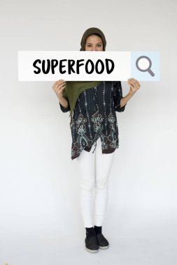 Arama kutusu tutan kadın