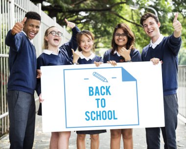 mutlu multicutural öğrenciler ile bayrak