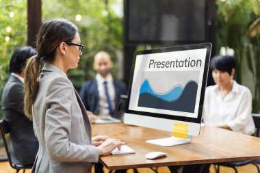 Bilgisayarda çalışan iş kadını