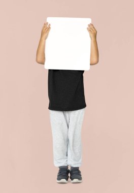 boş afişini suratla kapsayan çocuk