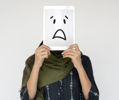 Dijital tablet tutan kadın 