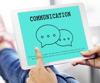 kişi holding dijital tablet