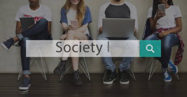 Arkadaşlar dijital cihazlar kullanarak