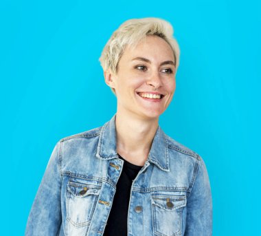 kısa sarı saçlı kadın