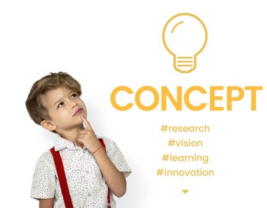 Küçük çocuk Studio düşünceli