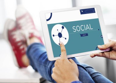 kişi holding dijital tablet