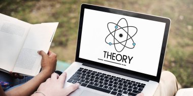 Dizüstü holding kadının eller