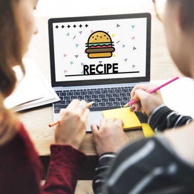 dizüstü bilgisayar kullanan iki kız