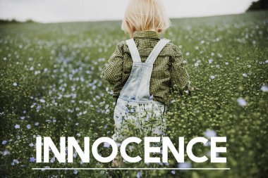 Genel olarak yürüyüş alanında denim çocukta