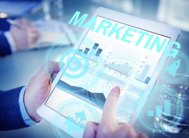 Dijital tablet kullanan işadamı