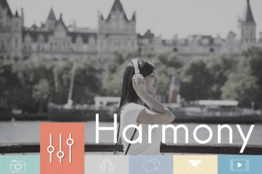 Kulaklıkla müzik dinleyen kadın