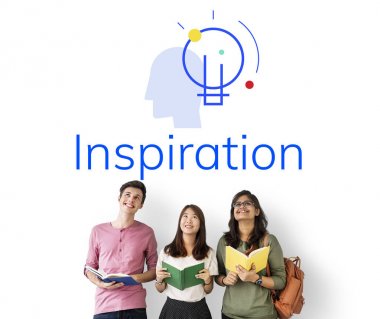 Kitaplar çok kültürlü öğrencilerle gülümseyen