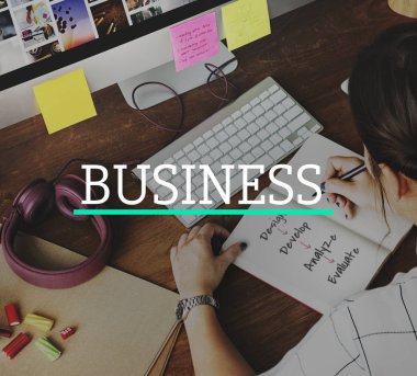 masada çalışan tasarımcı kadın