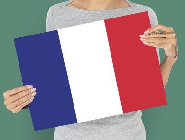 Kadın afişini tutar 