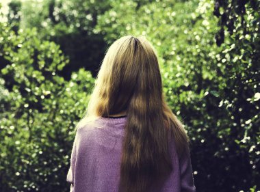 Parkta duran kadın.