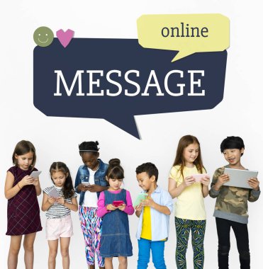 çocuklar dijital cihazlar ile 