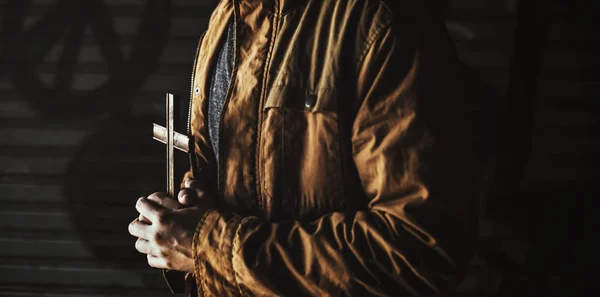 Mann hält Kreuz und betet — Stockfoto