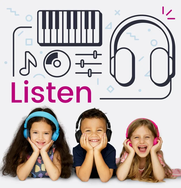 Kinder lügen und lauschen der Musik — Stockfoto