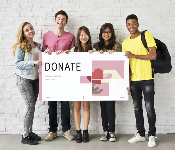 Fröhliche multikulturelle Studenten mit Transparent — Stockfoto