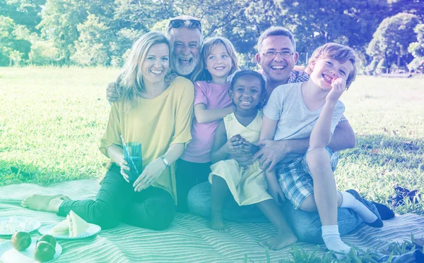 Famille en pique-nique en plein air — Photo