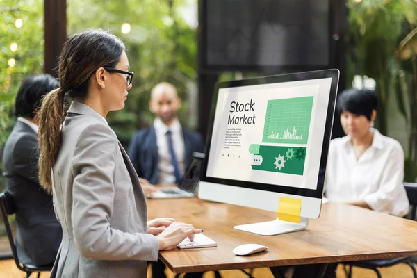 Businesswoman working on computer — Stock Photo, Image