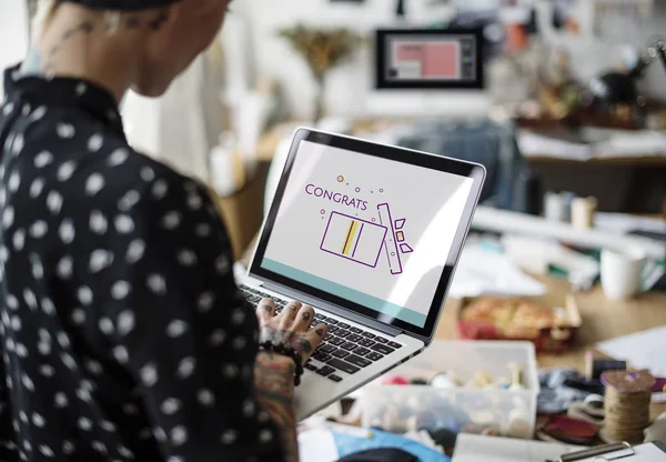 Дизайнер женщина с помощью ноутбука — стоковое фото