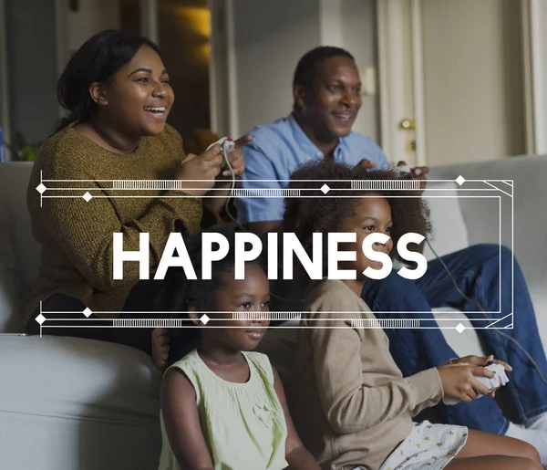 Afrikanska familj spelar videospel — Stockfoto