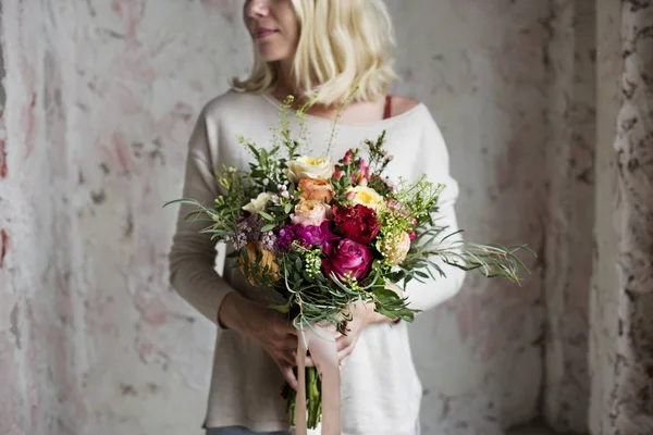 kadın holding buket 