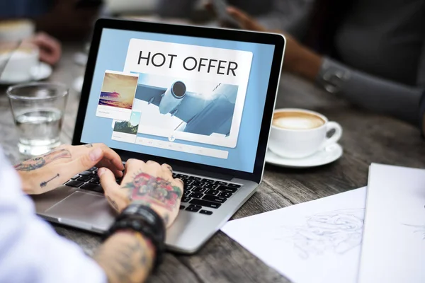 Vrouw werkt op laptop — Stockfoto