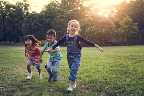 Діти грають у полі разом — стокове фото