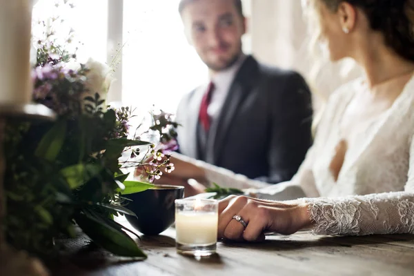Menschen feiern Hochzeit am Tisch — Stockfoto