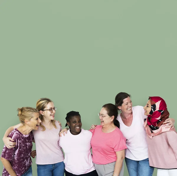 Mujeres abrazando en estudio — Foto de Stock