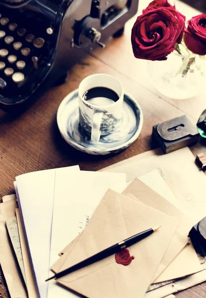 Wax sealed envelopes and vintage typwriter — Stock Photo, Image