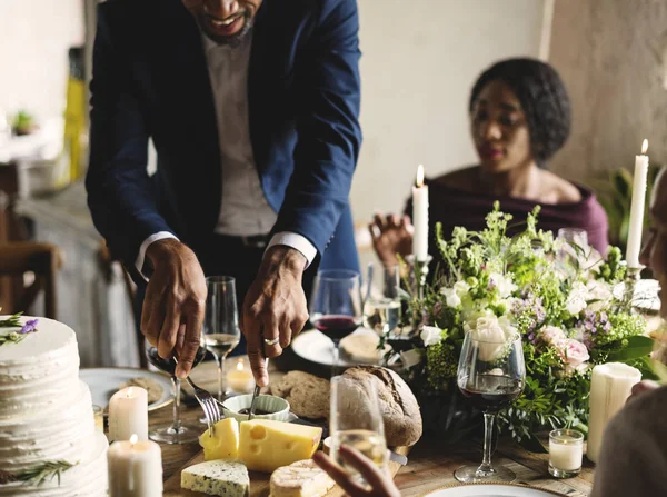 As pessoas celebram o casamento à mesa — Fotografia de Stock