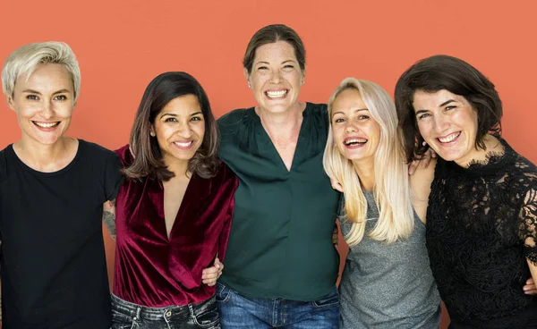 Mujeres multiétnicas sonriendo — Foto de Stock