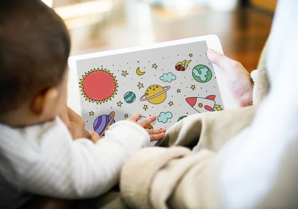 Föräldrar håller baby och digitala tablett — Stockfoto