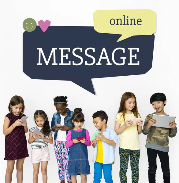 çocuklar dijital cihazlar ile 