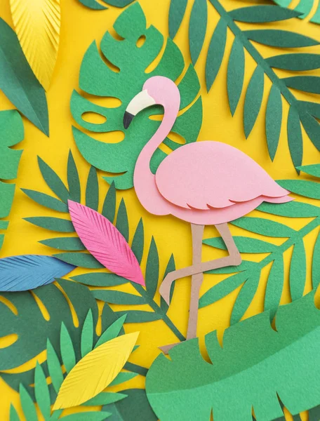 yaprakları ve origami pembe flamingo