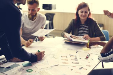 tasarımcılar poster ile çalışma 