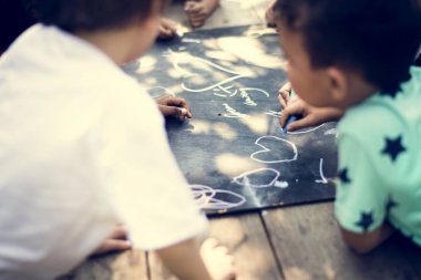 Yazı tahtası üzerinde çizim çocuk grup