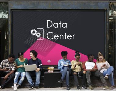 çok ırklı öğrenciler sokakta oturan