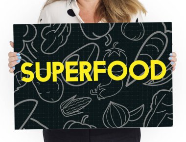 Kadın afişini tutar 