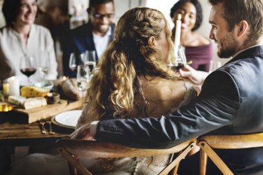 İnsanlar düğün masada kutlamak 