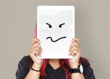 Dijital tablet ile yüz kapsayan kişi