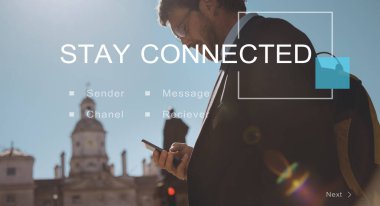 Akıllı telefon kullanan iş adamı